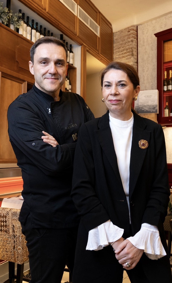 Domingo Corrales y Beatriz, propietarios del restaurante Mar de Gloria en Antequera, Málaga